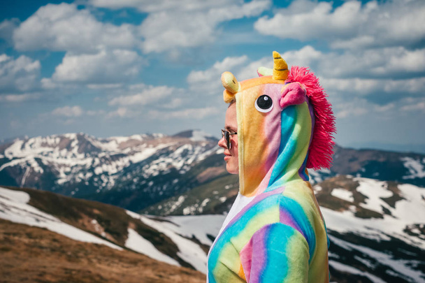 Vértes portré lövés a hátsó unicorn ruha nézett hegycsúcsok öltözött női túrázó hóval napos tavaszi. Kárpátok. Mehetnék utazási koncepció. - Fotó, kép