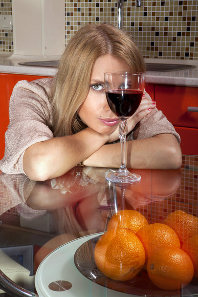 woman in shine dress with glass of wine - Foto, afbeelding