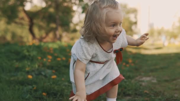 Funny Little Girl Running Away from Mom. Mother and Daughter in Dress Having Fun - Imágenes, Vídeo