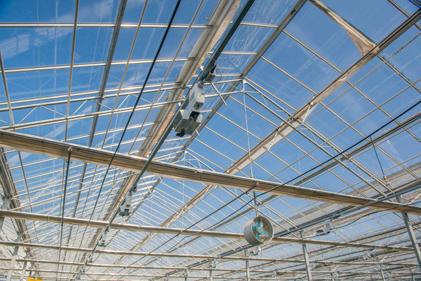 現代の温室でファンとガラス屋根 - 写真・画像