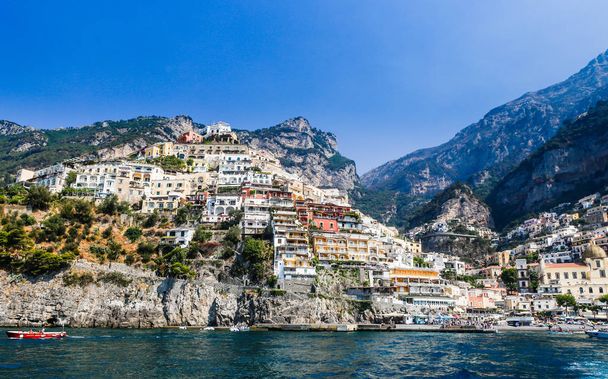 Nézd Positano város az Amalfi partvidékre. Színes házak, a tenger partján, Olaszország - Fotó, kép
