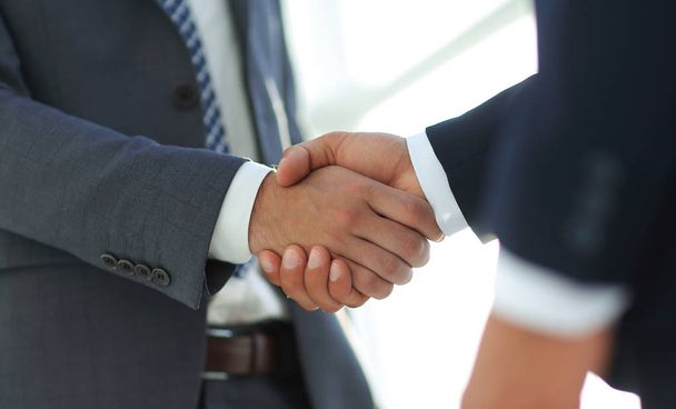 Бизнесмен протягивает руку за рукопожатие партнеру
 - Фото, изображение