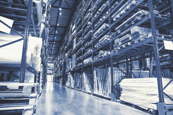 Logistikkonzept. riesiges Industrielager, Handelsschifffahrt und Lagerung von Gütern für den Export, Paletten mit Waren in Regalen, Perspektive - Foto, Bild