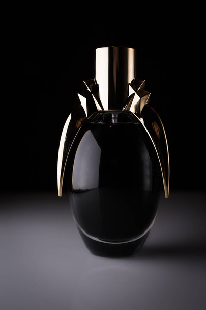 Άρωμα μπουκάλι άρωμα μαύρου σε σκούρο φόντο - Φωτογραφία, εικόνα