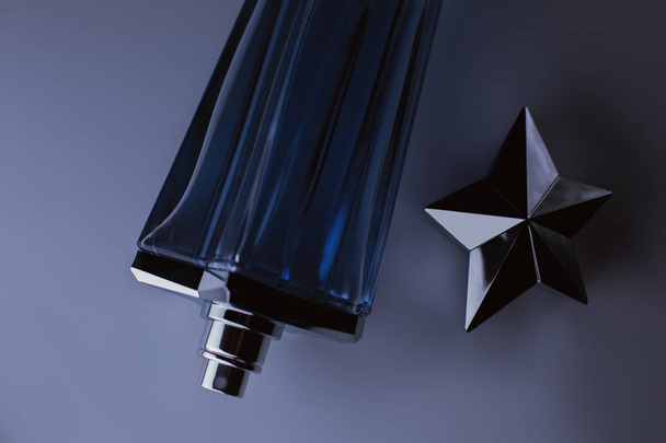 parfumfles op een blauwe achtergrond - Foto, afbeelding
