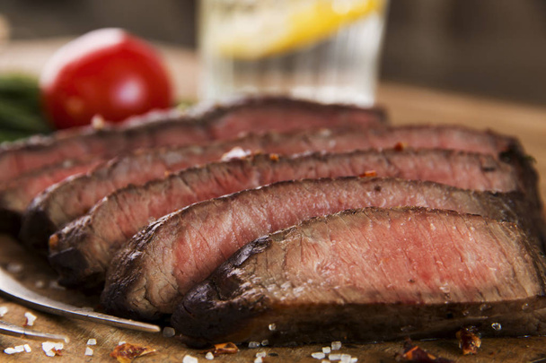варений яловичий стейк нарізаний середній рідкісний крупним планом
 - Фото, зображення