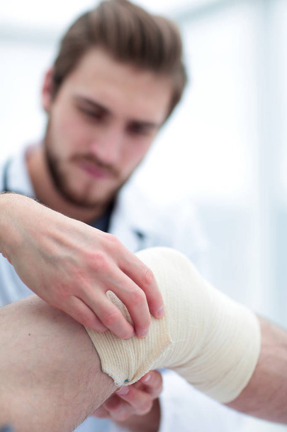 primer plano de un médico que examina la pierna lesionada del paciente
 - Foto, Imagen