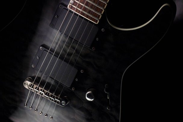 Częścią nowoczesnych gitara elektryczna z przetworniki i ciągi. Zbliżenie zdjęcie. - Zdjęcie, obraz