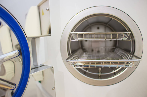 Sterilizaci lékařských nástrojů v autoklávu. Zařízení pro sterilní čištění pracovních lékařských nástrojů - Fotografie, Obrázek