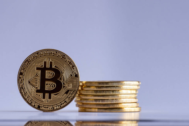 Zásobníku mincí Bitcoin izolované na bílém pozadí a malý odraz na popředí - Fotografie, Obrázek