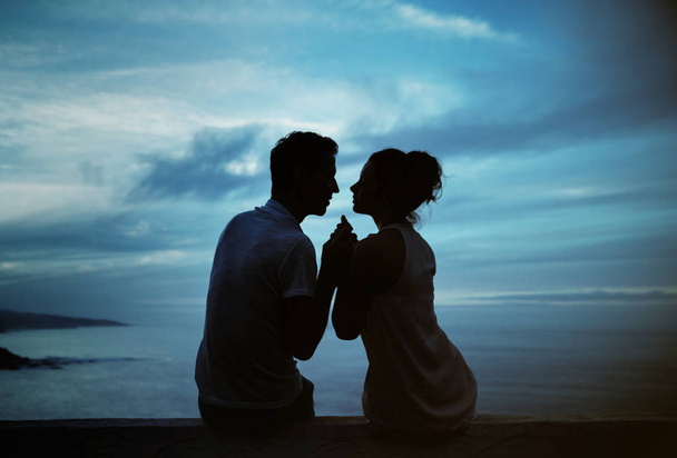 若いカップルのシルエットと嵐の風景 - 写真・画像