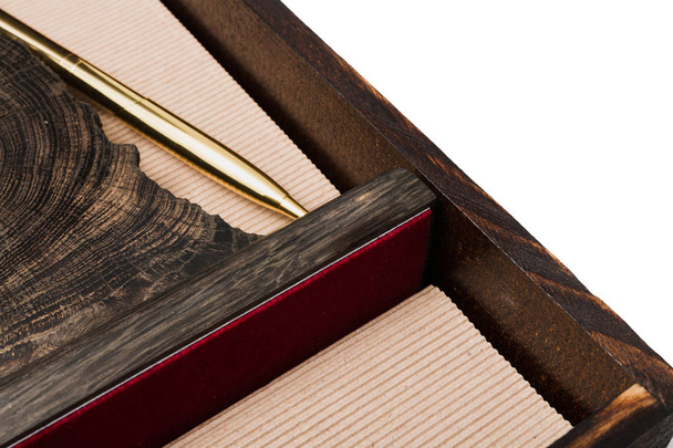 Caja de madera con un recuerdo en el interior sobre fondo blanco
 - Foto, imagen