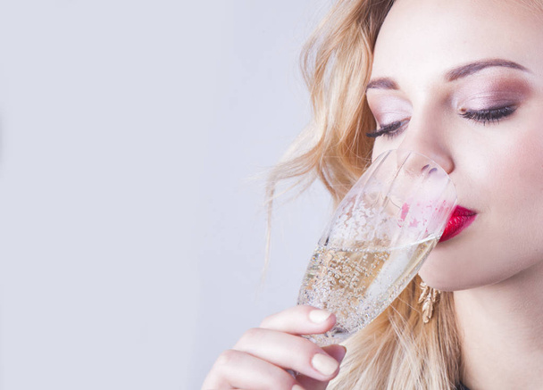 Elegant woman drinking a champagne. Celebrate. - Zdjęcie, obraz