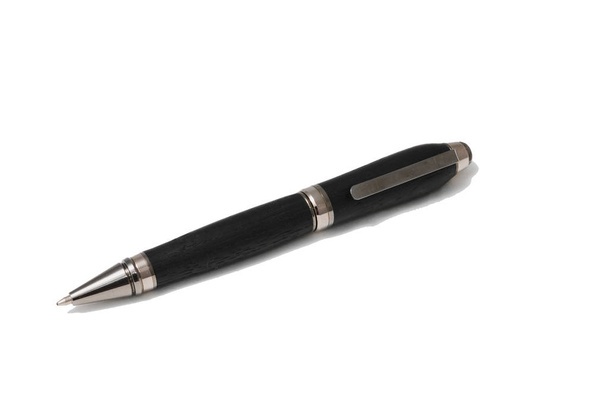 Στυλό, κατασκευασμένο από ξύλο και μέταλλο σε λευκό φόντο - Φωτογραφία, εικόνα
