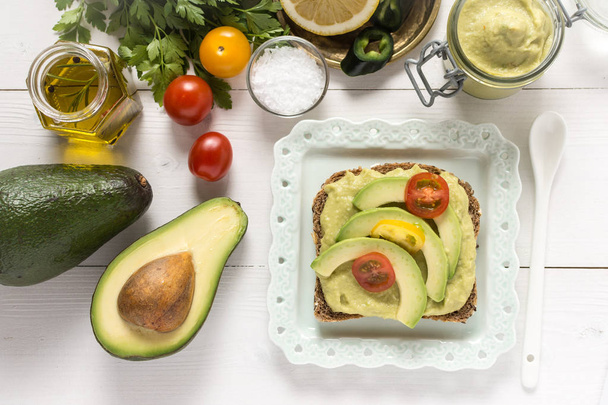 gesundes Frühstück mit frischem Avocadoaufstrich Guacamole - Foto, Bild