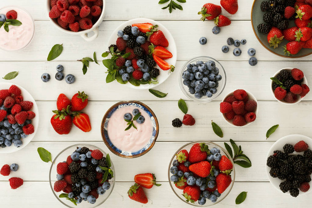 Sağlıklı bir kahvaltı meyve ve yoğurt Beyaz ahşap tablo - Fotoğraf, Görsel