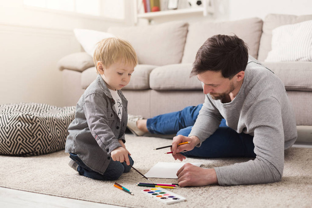 Père dessinant avec son petit fils
 - Photo, image