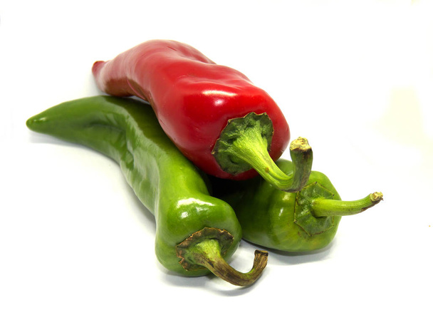 Piros és zöld paprika, elszigetelt fehér background. Három paprika - Fotó, kép