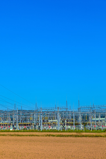 Central eléctrica en la zona de cultivo
 - Foto, Imagen
