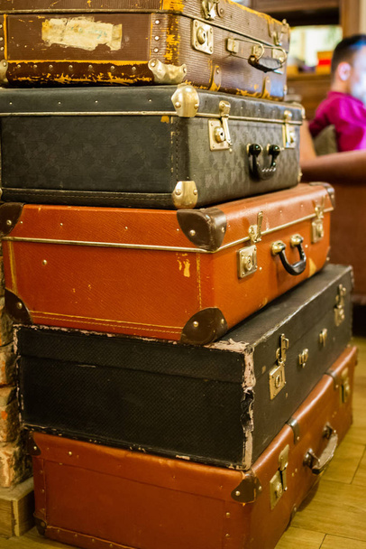 Vintage régi klasszikus utazási bőr koffer. Utazási csomagok fogalmát. Retro instagram stílusban fénykép. - Fotó, kép