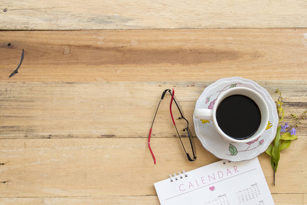  horká káva a kalendář planner pro podnikání v kanceláři - Fotografie, Obrázek