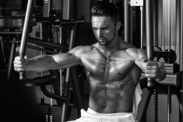 muscular man training in gym - Valokuva, kuva