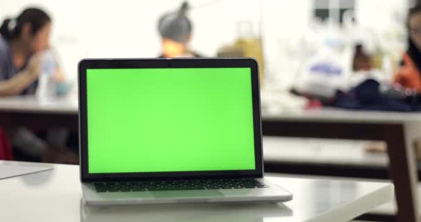 Schermo del computer portatile verde impostato di fronte al gruppo di lavoro
 - Filmati, video
