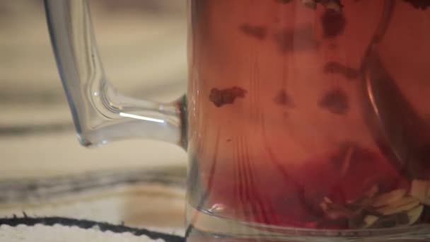 hojas de té sueltas empapadas
 - Metraje, vídeo