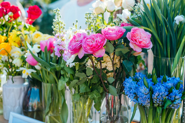 Hermosos ramos en el mercado de flores
 - Foto, Imagen