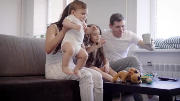Eltern und Kinder verbringen Zeit im Wohnzimmer - Filmmaterial, Video