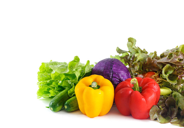 Свежие продукты - много овощей на белом фоне
 - Фото, изображение