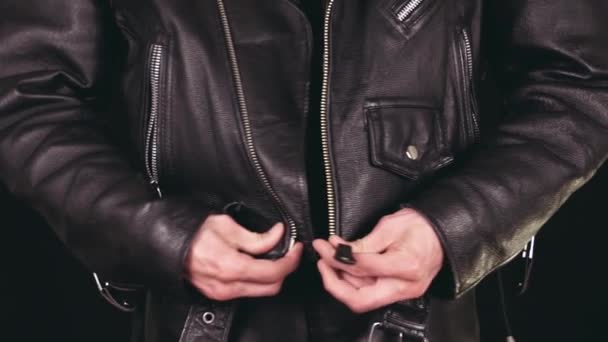 chiude la serratura su una giacca di pelle nera con cerniera primo piano
 - Filmati, video