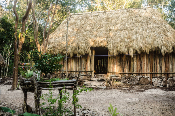 antike Konstruktion aus Holz von den Ureinwohnern der Maya-Zone Mexikos - Foto, Bild