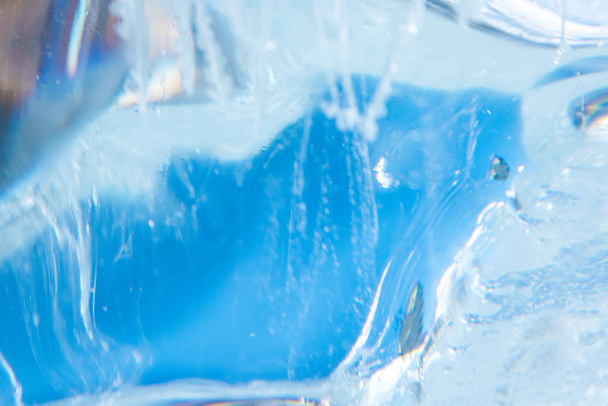 Bella texture astratta blu di ghiaccio invernale trasparente con colori arcobaleno
 - Foto, immagini