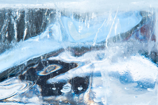 虹色で透明な冬の氷の美しい抽象的な青いテクスチャ - 写真・画像
