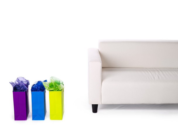 silla y bolsas de compras
 - Foto, Imagen