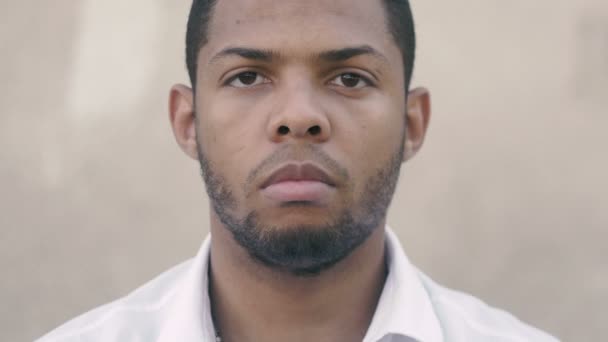 クローズ アップ肖像画の若いアフリカ系アメリカ人男性の屋外 - 映像、動画