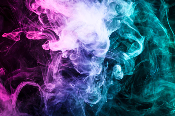 Fumée dense multicolore de couleurs rose, bleu et violet sur un fond isolé noir. Fond du robinet de fumée
 - Photo, image