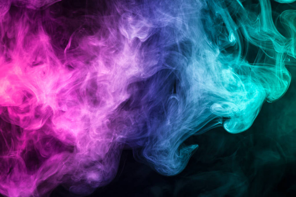 Espeso humo colorido de rosa, rojo, azul sobre un fondo negro aislado. Antecedentes del humo del vap
 - Foto, Imagen