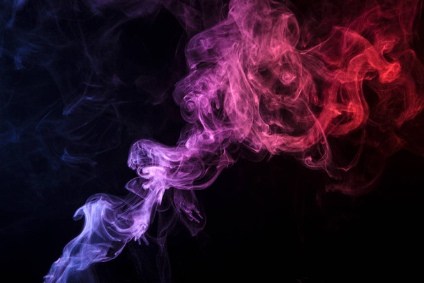 Голубое, красное и розовое облако дыма черного изолированного фона. Фон из дыма вап
 - Фото, изображение
