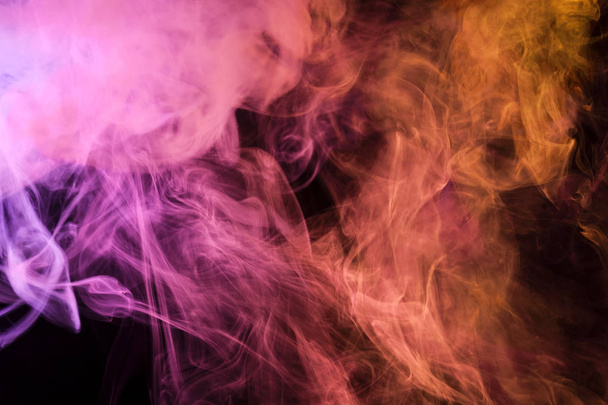 Cor rosa e laranja fumaça em um fundo preto isolado. Antecedentes da fumaça da cuba
 - Foto, Imagem
