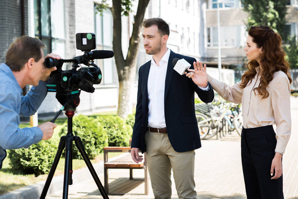 Kameramann und professioneller Nachrichtenreporter mit Geschäftsmann verweigert Interview - Foto, Bild