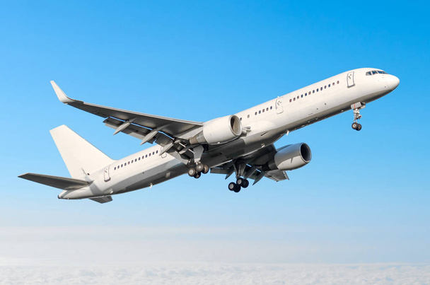 Letadlo připravené pro přistání létání na modré obloze s podvozkem a s klapkami - Fotografie, Obrázek