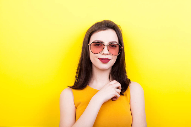 Krásná mladá žena nosí sluneční brýle - Fotografie, Obrázek