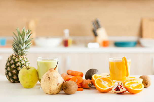 Vers fruit, groenten en smoothies in de keuken - Foto, afbeelding