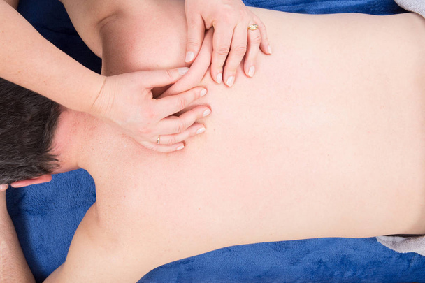 masażysta kobieta robi masażu na organizm człowieka w salonie spa koncepcja leczenie uroda w widoku z góry - Zdjęcie, obraz
