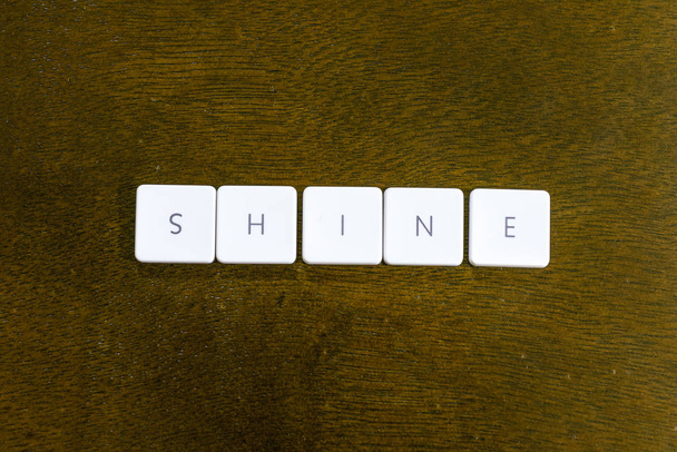 Shine slovo napsané na plastové klávesnice abeceda s tmavým pozadím - Fotografie, Obrázek