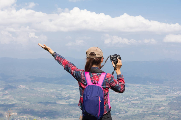 Vrouwelijke toeristen op de berg nemen prachtige landschap. - Foto, afbeelding