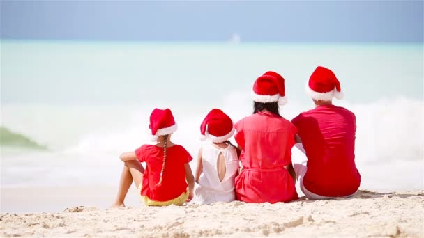 Ευτυχισμένη οικογένεια με δύο παιδιά σε το καπέλο Santa Χριστούγεννα διακοπές - Πλάνα, βίντεο