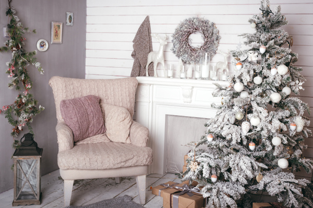 cheminée bougie baroque près décoré sapin de Noël dans la chambre
 - Photo, image